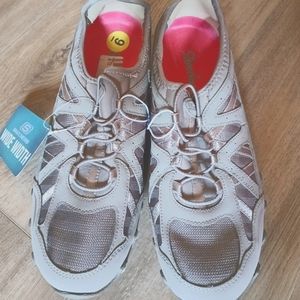 NWT Sketchers wide width Size 9